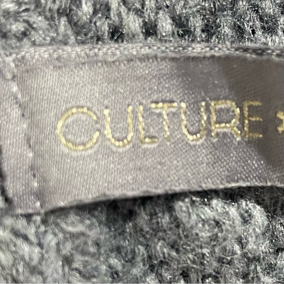 Culture women grey and white wool knit blends long sleeves sweater. Size L. Used - Picture 4 of 7